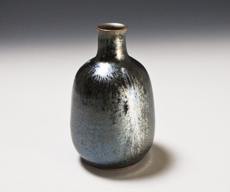 Ginshō Tenmoku Saké Flask by Kamada Kōji: click to enlarge