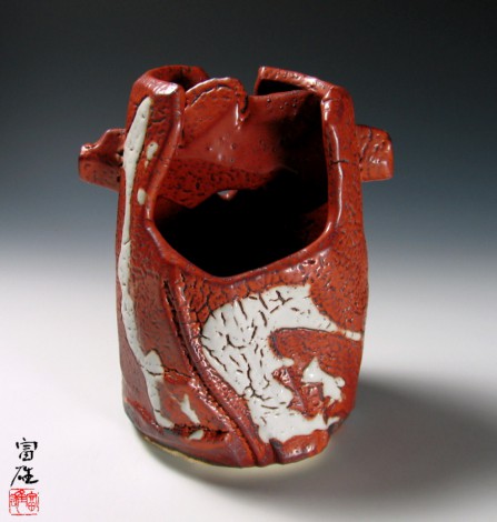 Aka Shino Té-oké Vase by Suzuki Tomio: click to enlarge